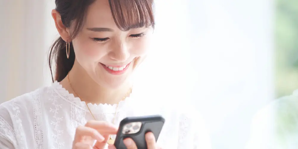 スマホで注文する女性