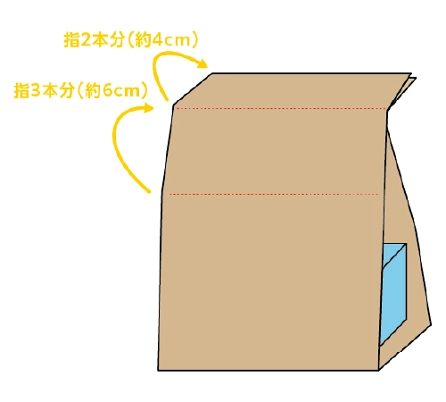 箱の上で包装紙の上下を重ねて折る